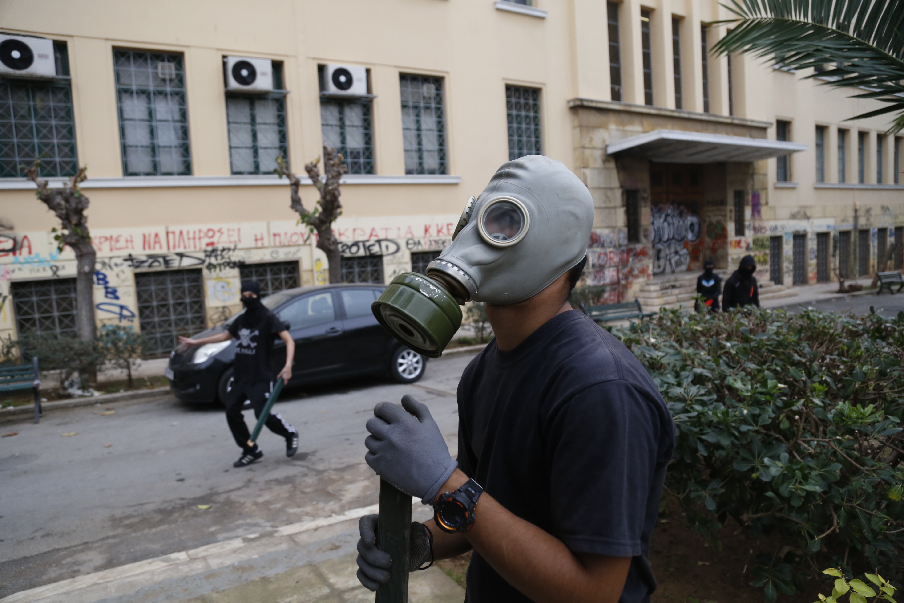 Πετροπόλεμος κουκουλοφόρων-αστυνομίας έξω από το Πολυτεχνείο