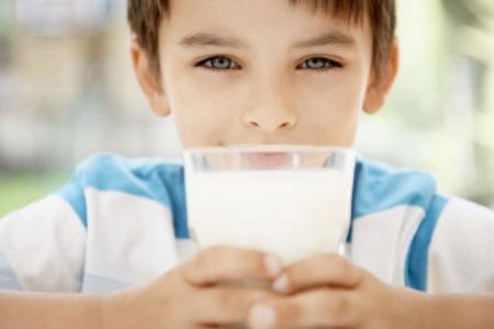 Πιο κοντά τα παιδιά που πίνουν γάλα φυτικής προέλευσης