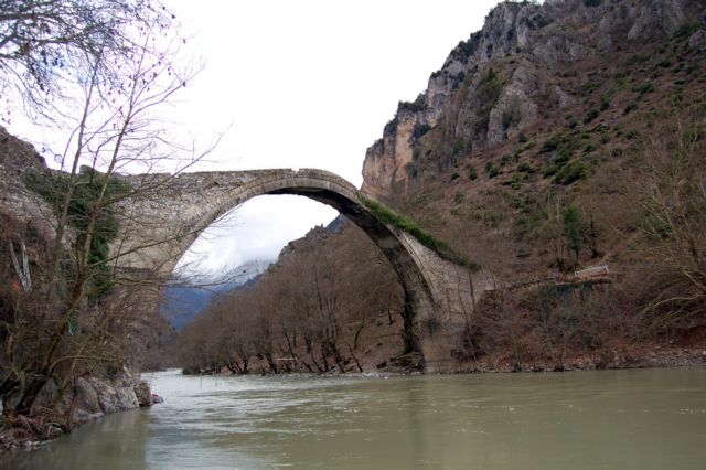 Bridge in Konitsa collapses due to heavy rainfall | tovima.gr