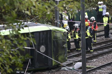 Βρετανία: 5 νεκροί, δεκάδες τραυματίες από εκτροχιασμό τραμ