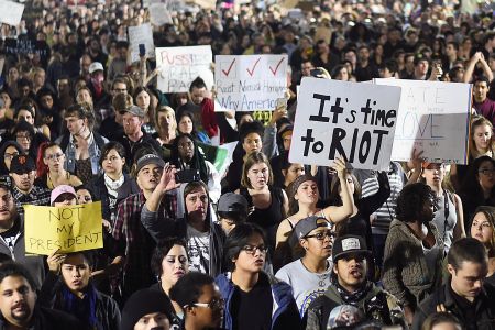 ΗΠΑ: Διαδηλώσεις κατά του Τραμπ σε επτά πόλεις – τον Ομπάμα βλέπει ο νικητής των εκλογών