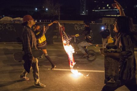 Bίαιη η δεύτερη νύχτα διαδηλώσεων κατά του Τραμπ