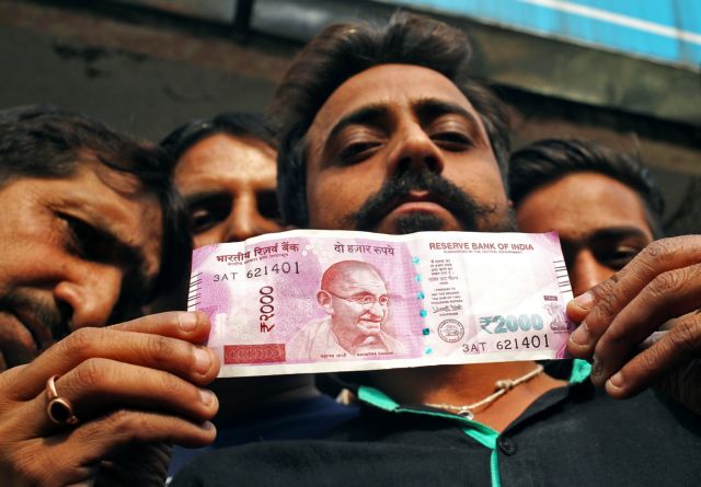 Οι Ινδοί στην ουρά ξεφορτώνονται τους παλιά τους χαρτονομίσματα