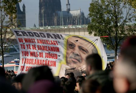 25.000 Κούρδοι και Αλεβίτες διαδήλωσαν στην Κολωνία κατά του Ερντογάν