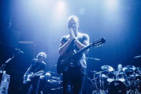 Συναυλία κάθαρσης του Στινγκ στο Bataclan έναν χρόνο μετά