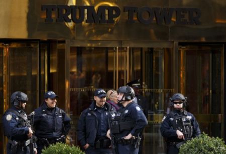 Μαθητές λυκείου διαδηλώνουν κατά του Ντ. Τραμπ στη Νέα Υόρκη