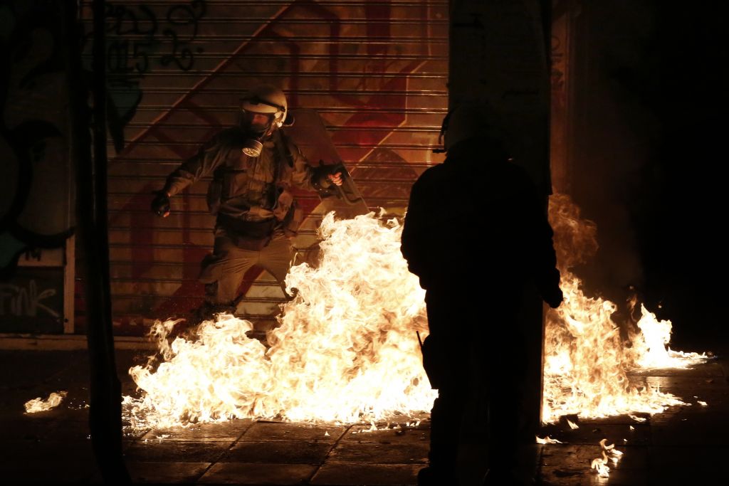 Επιθέσεις με μολότοφ και πέτρες σε διμοιρίες ΜΑΤ στα Εξάρχεια