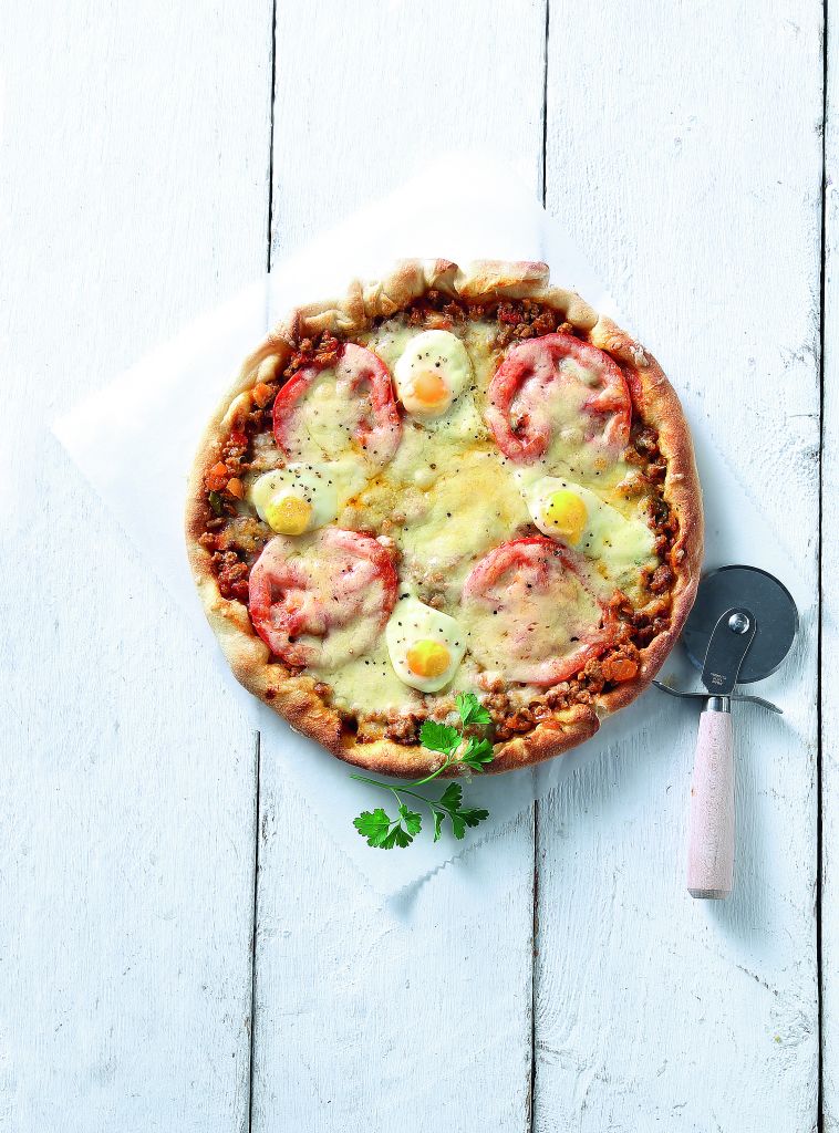 Πίτσα με κιμά και αβγό