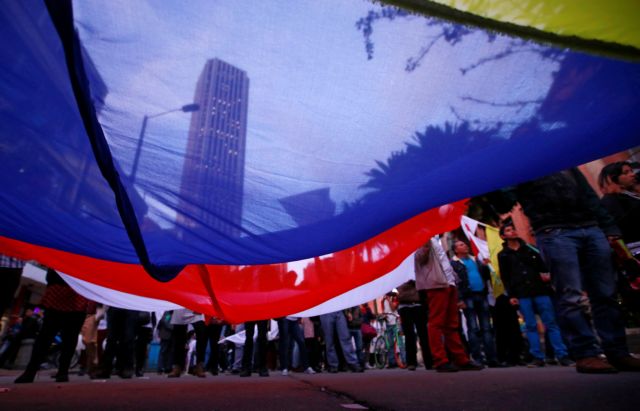Κολομβία: Εγκρίθηκε από τη Γερουσία η νέα συμφωνία με τους FARC