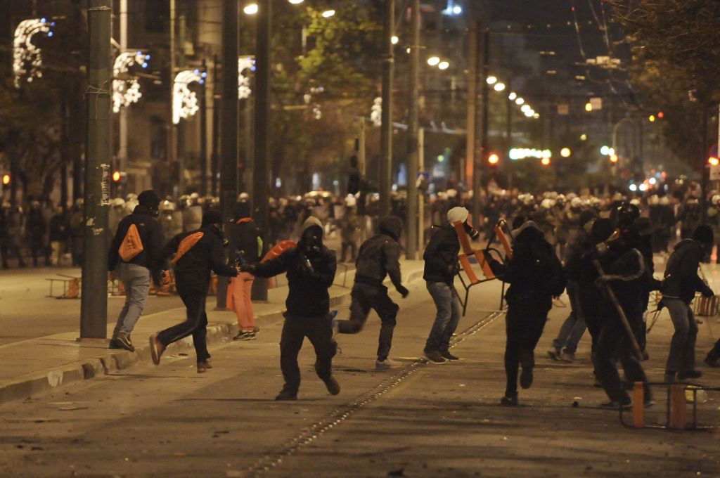 Μολότοφ, οδοφράγματα και χημικά στο Πολυτεχνείο