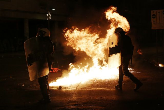 Βρέθηκε ο άνδρας που έκαψε τη σημαία εξώ από το Πολυτεχνείο το 2016