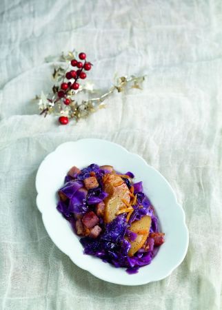 Κόκκινο λάχανο στην κατσαρόλα με αχλάδια και μπίρα