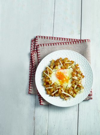 Τηγανητά αβγά με πατάτες και δενδρολίβανο