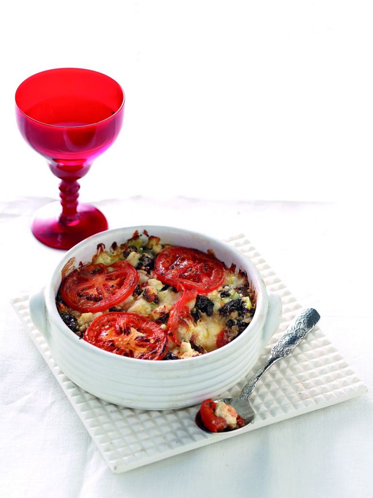 Πήλινο στον φούρνο με ελληνικά τυριά και δαμάσκηνα