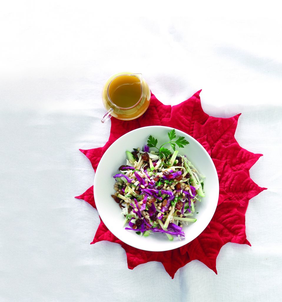 Σαλάτα με λάχανο, μήλο και σταφίδες