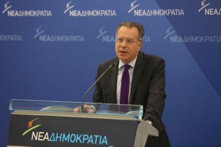 Κουμουτσάκος: Η κυβέρνηση κρατά κλειστά τα χαρτιά της για την ΠΓΔΜ