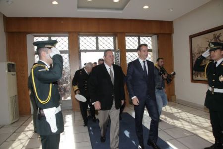 Main opposition leader visits Ministry of National Defense
