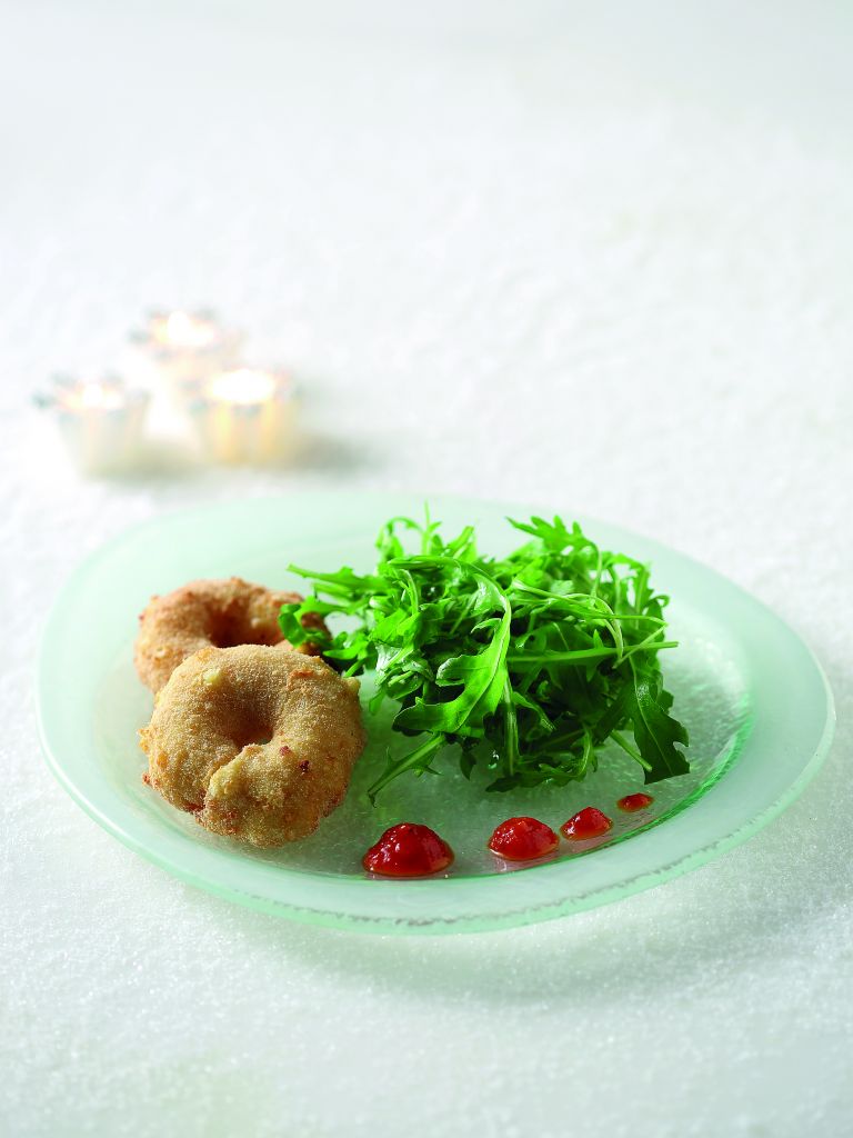 Λουκουμάδες φέτας με πουρέ πιπεριάς και ρόκα