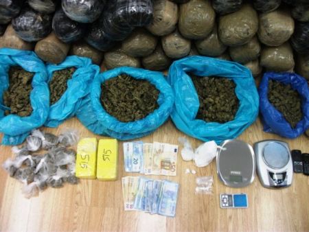 Χειροπέδες σε κύκλωμα που διακινούσε ναρκωτικά