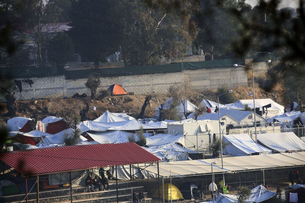 Αθήνα και Βρυξέλλες στο στόχαστρο της Αντιπολίτευσης για τη Μόρια