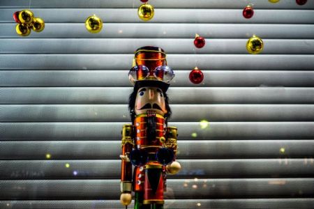 Το εορταστικό ωράριο των καταστημάτων σε Αθήνα και Θεσσαλονίκη