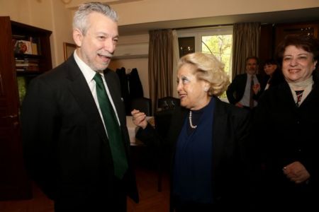 Πώς έσβησε η λάμψη στο γκαλά της κυρίας Θάνου