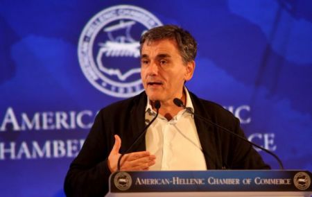 Tsakalotos: “Without the review, no solution for debt or QE”