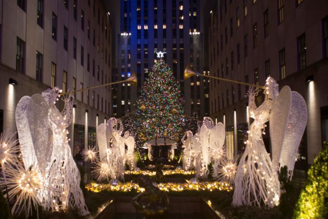 Φωταγωγήθηκε το διάσημο χριστουγεννιάτικο δέντρο στο Rockefeller