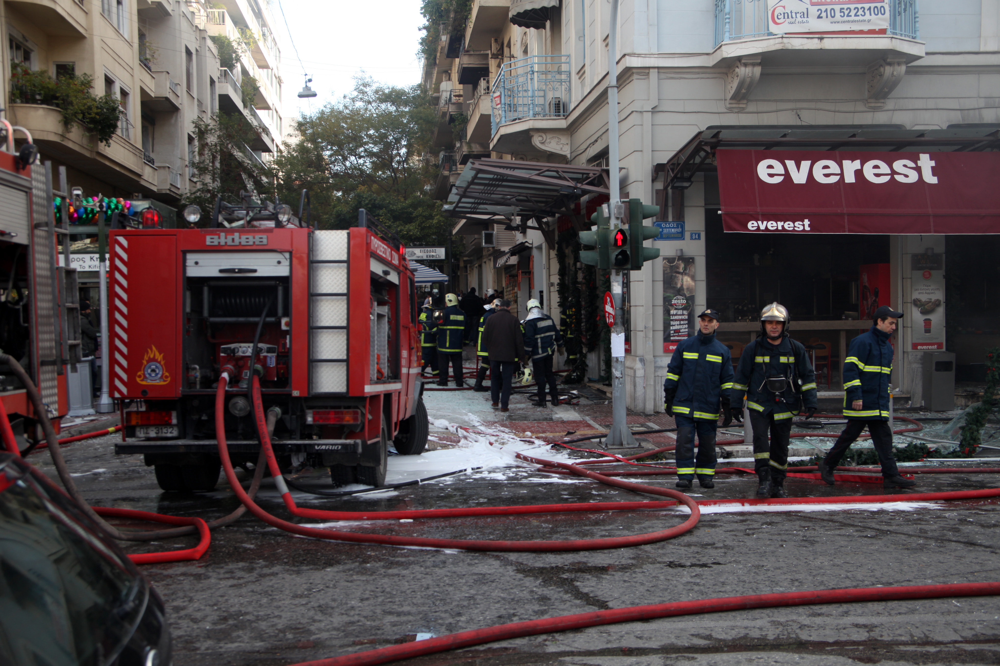 Εκρηξη σε κατάστημα εστίασης στην πλατεία Βικτωρίας – Μία νεκρή και 5 τραυματίες