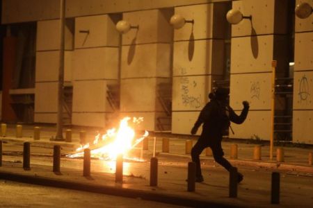 Επίθεση με μολότοφ κατά διμοιρίας των ΜΑΤ στα Εξάρχεια