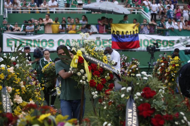 Χιλιάδες άνθρωποι είπαν το τελευταίο «αντίο» στα θύματα της Σαπεκοένσε