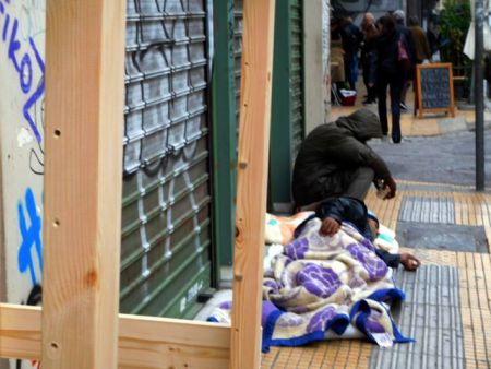 Σάλος με τα χριστουγεννιάτικα δέντρα που μοιράστηκαν σε άστεγους