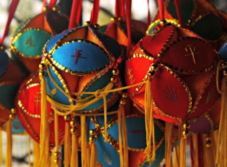 Κίνα: Αναβιώνει το έθιμο με τις μεταξωτές μπάλες του έρωτα