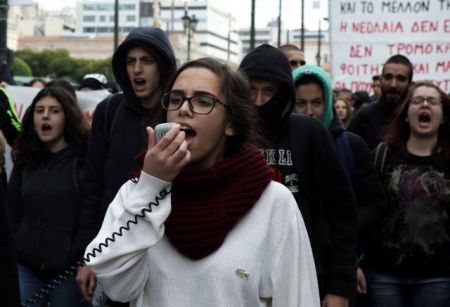 Μαθητικό συλλαλητήριο με επεισόδια στο κέντρο της Αθήνας