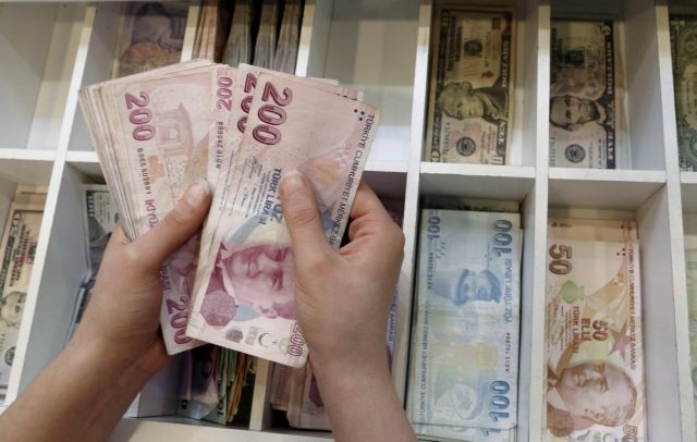 Βυθίζεται η τουρκική οικονομία – Νέα υποτίμηση της λίρας