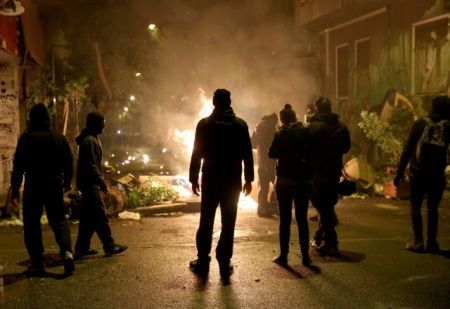 Ολονυχτία με επεισόδια στα Εξάρχεια