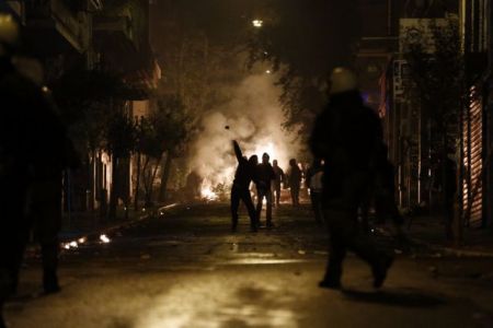 Επιθέσεις με μολότοφ και πέτρες σε διμοιρίες ΜΑΤ στα Εξάρχεια