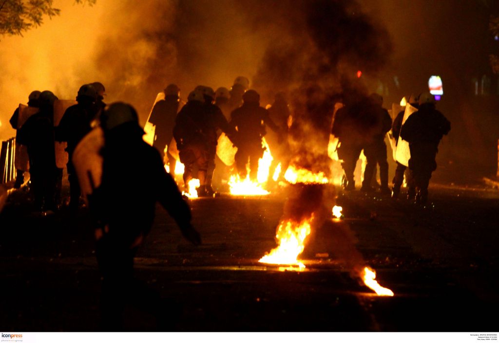 Επιθέσεις με μολότοφ εναντίον διμοιρίας ΜΑΤ στα Εξάρχεια