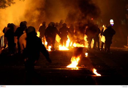 Επιθέσεις με μολότοφ εναντίον διμοιρίας ΜΑΤ στα Εξάρχεια