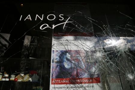 Ζημιές στον «Ιανό» από επίθεση με λοστούς