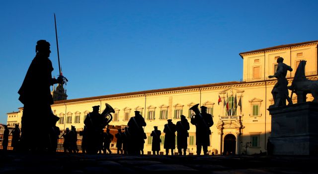 Θα μείνει ο Ρέντσι παρά την ήττα και την παραίτησή του;