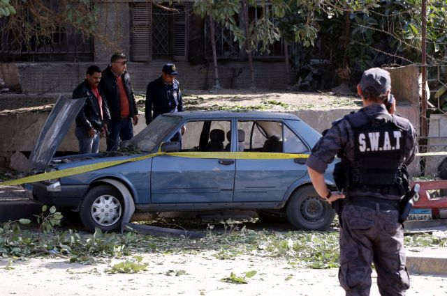 Εξι αστυνομικοί σκοτώθηκαν από έκρηξη βόμβας στο Κάιρο