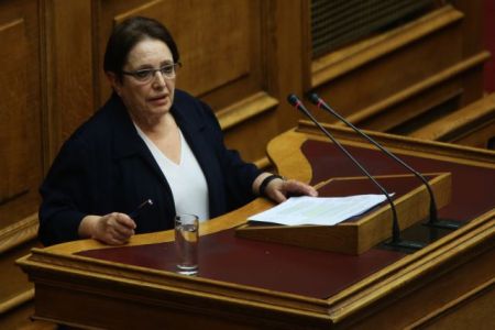 Παπαρήγα: Η κυβέρνηση θέλει να εξαγοράσει συνειδήσεις