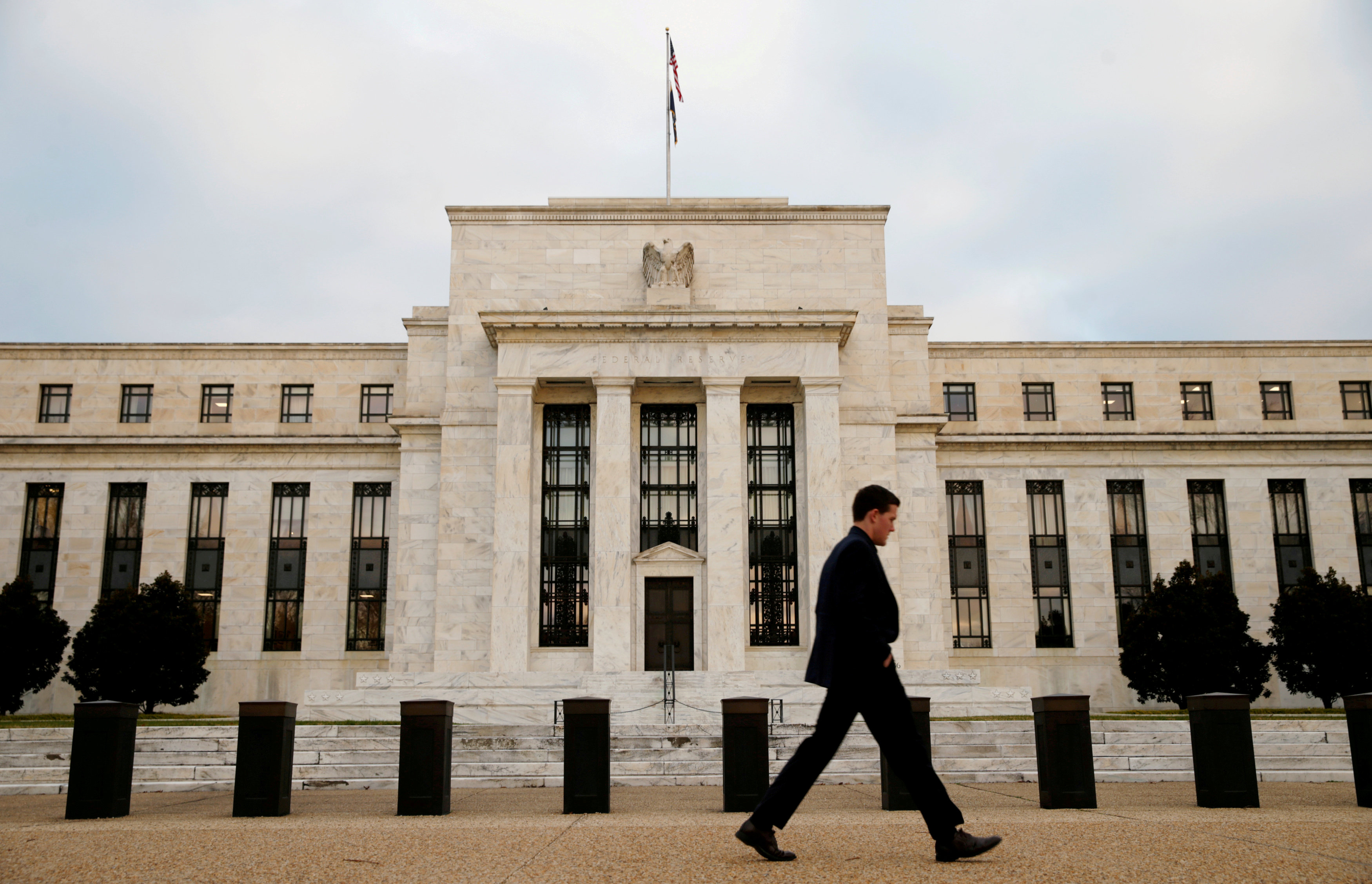 Πιο επιθετική η Fed με τα επιτόκια