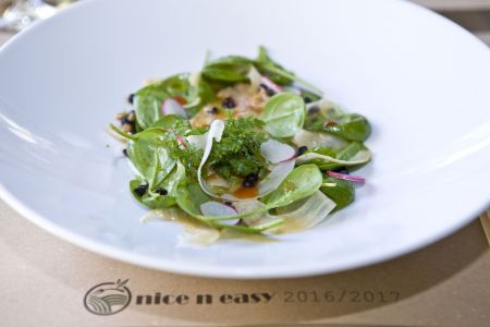 Λαβράκι σαβόρο με κορινθιακές σταφίδες, gremolata δενδρολίβανου και σαλάτα από νεαρό σπανάκι και μαραθόριζα