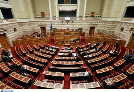 Ο Τσίπρας ζήτησε ονομαστική ψηφοφορία για το κοινωνικό μέρισμα προς χαμηλοσυνταξιούχους (Live)