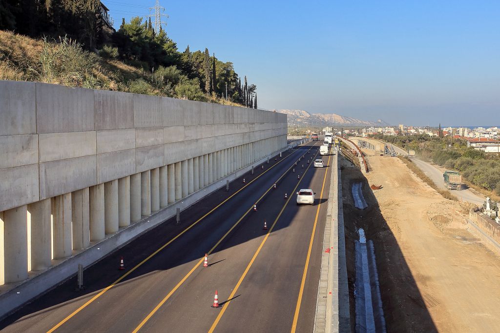 Επαναδιαπραγμάτευση των συμβάσεων και μείωση των διοδίων