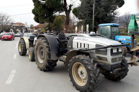 Κυβέρνηση: Εξόρμηση στον αγροτικό κόσμο για να προλάβει τα τρακτέρ