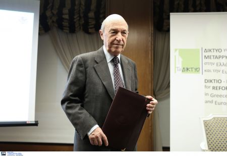 Για «πάσχουσα δημοκρατία» κάνει λόγο ο Κώστας Σημίτης