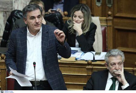 Επίθεση Τσακαλώτου στο ΔΝΤ: Είναι λογικό να ζητά προ-νομοθέτηση νέων μέτρων για το 2019;